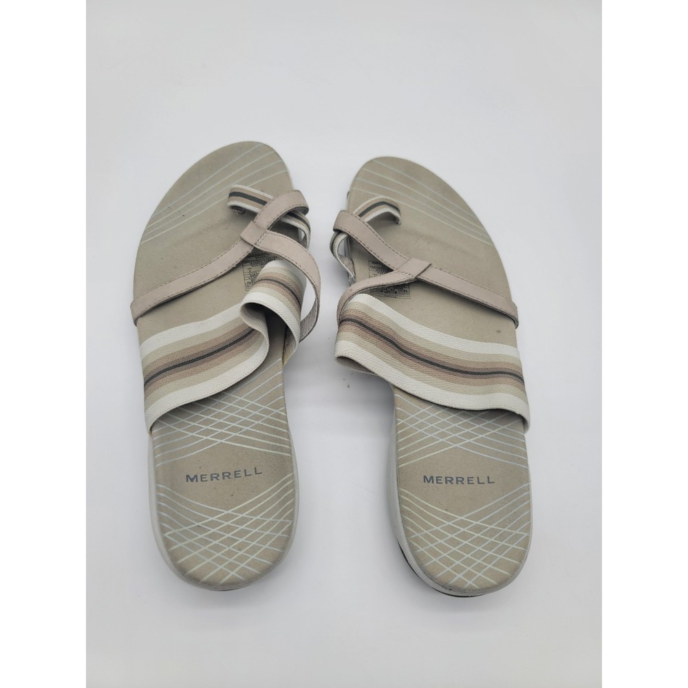 Merrell Zinnia toe loop sandals in a tan and aluminum silver lining colorway.